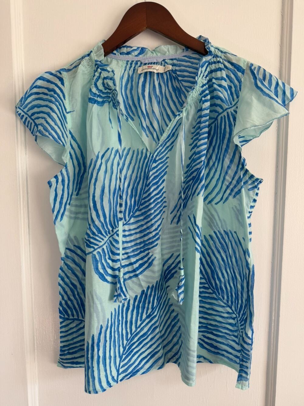 Vineyard Vines Gauzy Tassel Top Women's L Blue Palm Leaf Flutter Sleeve Blouse